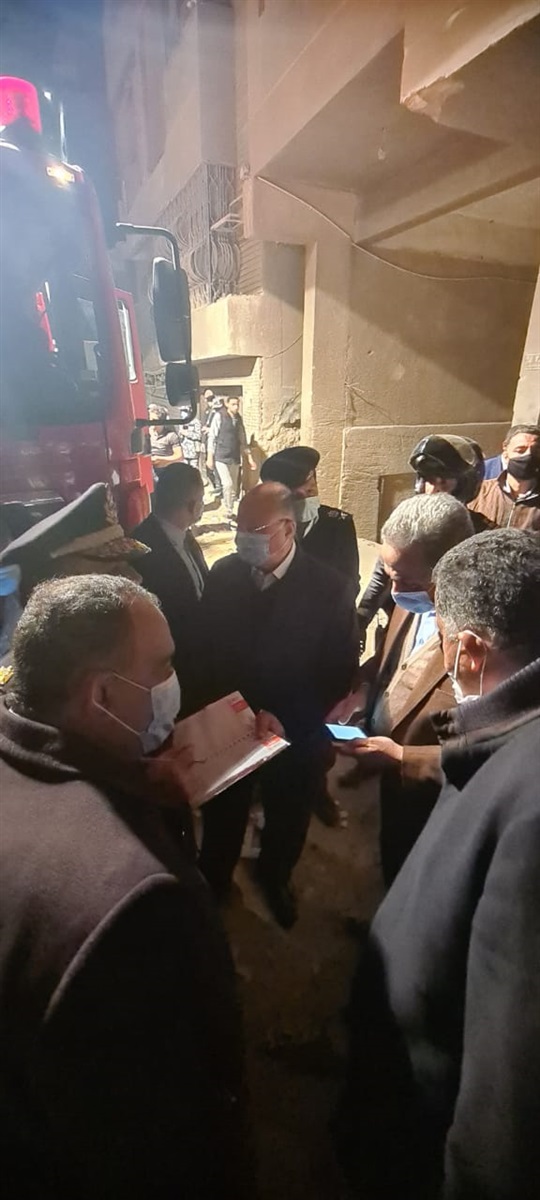 محافظ القاهرة يتابع البحث عن ضحايا عقار جسر السويس المنهار