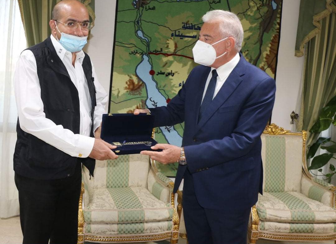 فودة يهدي سائح اردني عاشق لشرم الشيخ مفتاح المدينة
