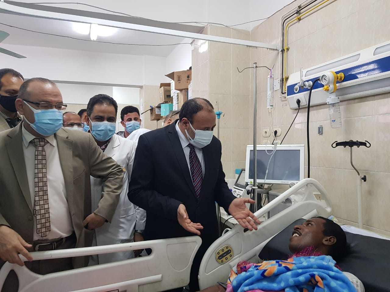 وفد من جامعة الأزهر يزور مصابي حادث قطاري سوهاج