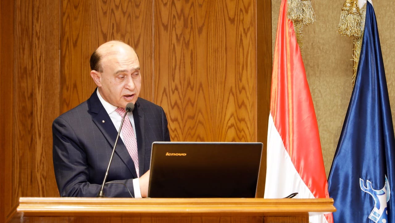 مهاب مميش يكشف الموعد المحتمل لتعويم سفينة قناة السويس