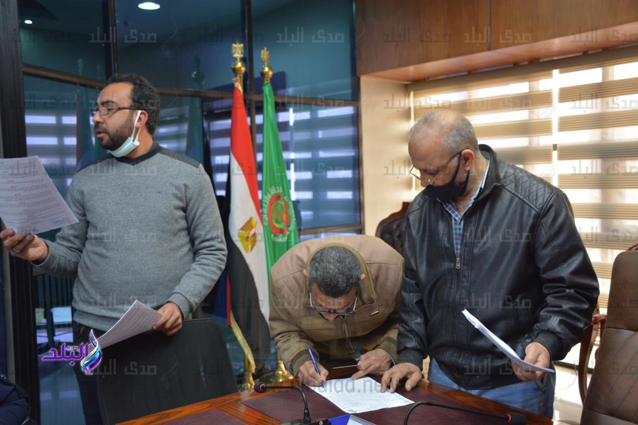 تسليم عقود إعادة تخصيص الوحدات السكنية 