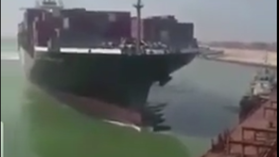 السفينة الجانحة بقناة السويس