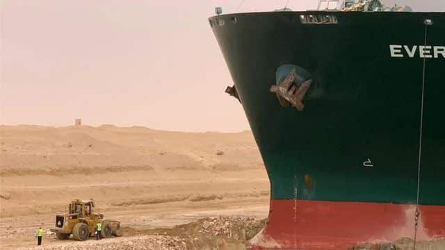 السفينة الجانحة في قناة السويس
