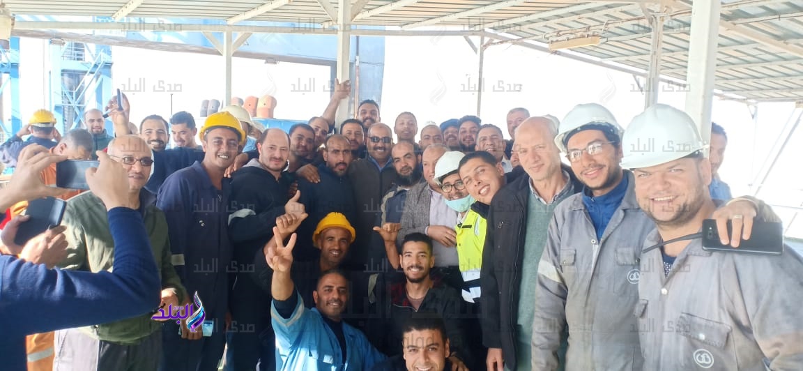 علي العوامي وزملائه المشاركين في تعويم السفينة