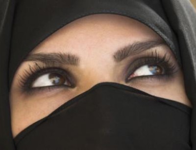 عدم غسل العين لوجود الكحل