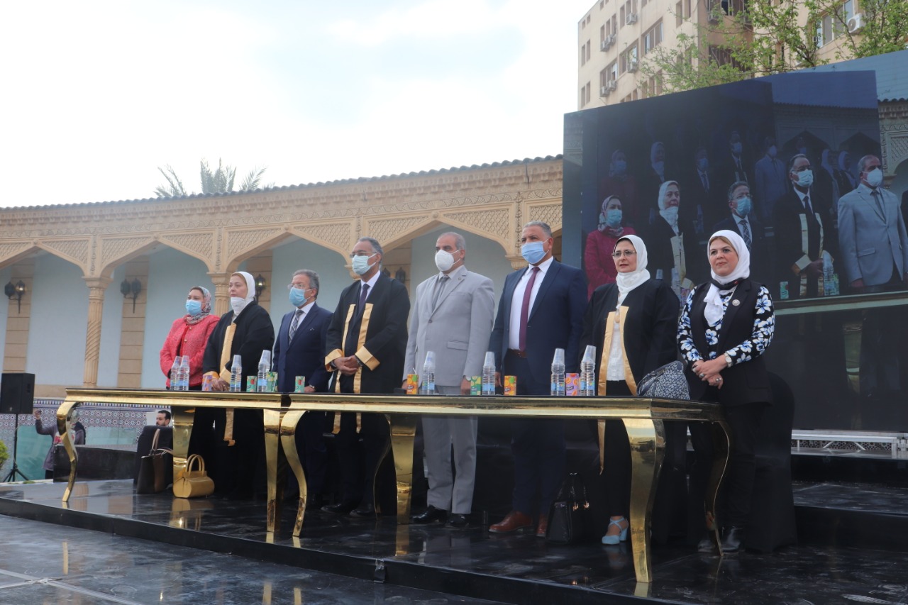 رئيس جامعة الأزهر يشهد حفل تخريج الدفعة 49 بطب بنات الأزهر