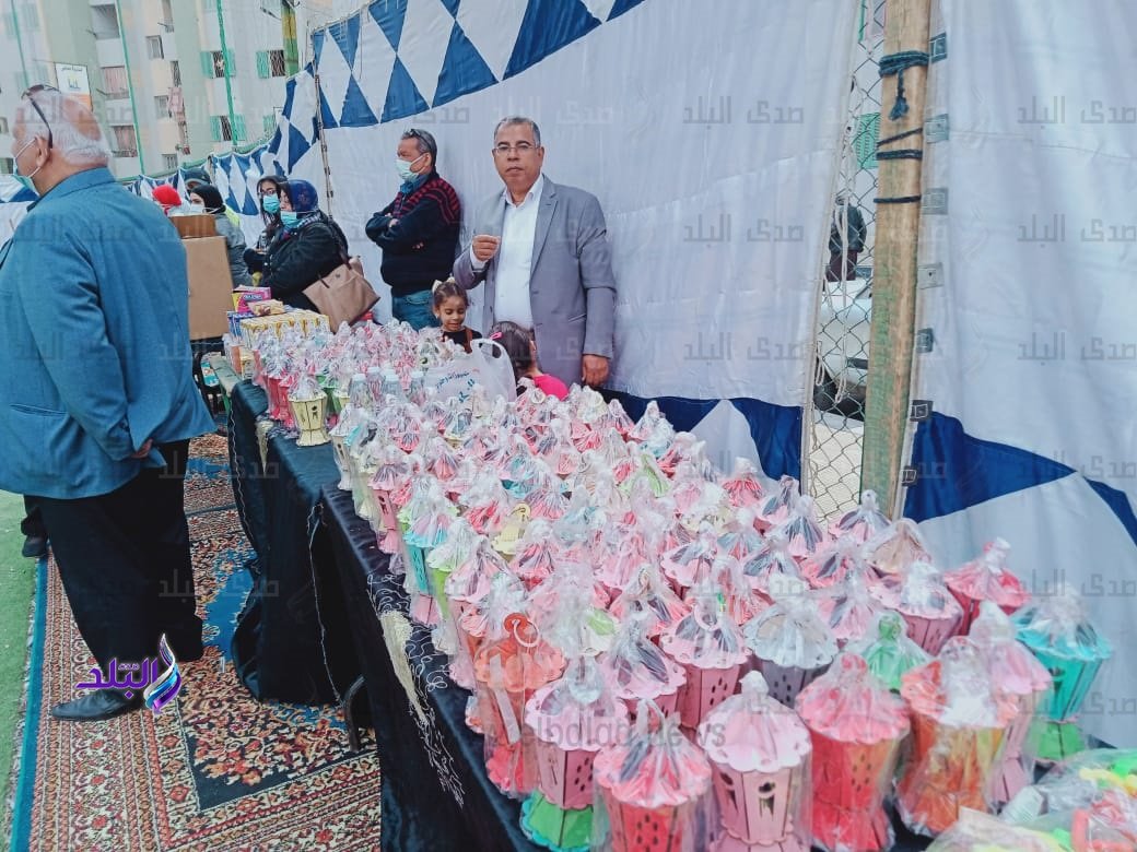 توزيع الهدايا على الأطفال الأيتام باحتفالية محافظة القاهرة