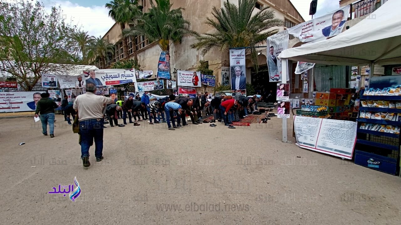 أداء الصحفيون لصلاة الجمعة 