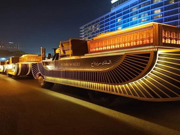 عربات الموكب الذهبي