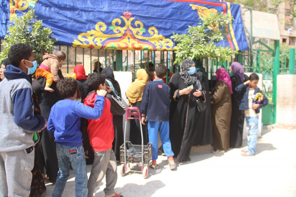 توزيع هدايا مؤسسة ابو العينين على الاهالي