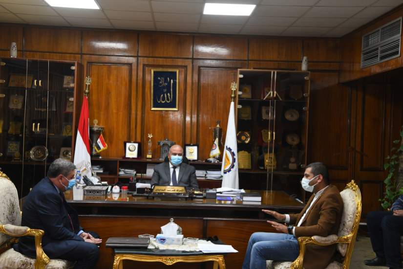 محافظ قنا