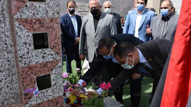 محافظ الشرقية يضع إكليل من الزهور