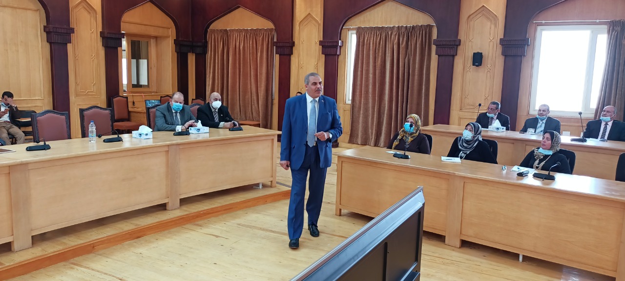 المدير الناجح يكسب القلوب..رئيس جامعة الأزهر يعقد لقاءً