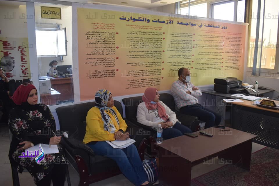 نرمين ابوسريع مدير مجمع اعلام الغردقة وعدد من الموظفين