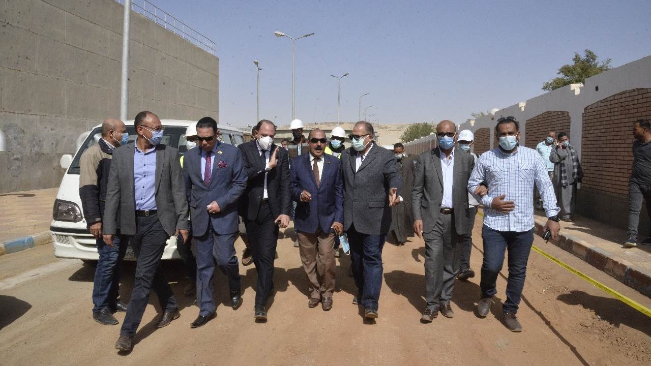 محافظ أسيوط يتفقد محطة الصرف الصحي بديروط