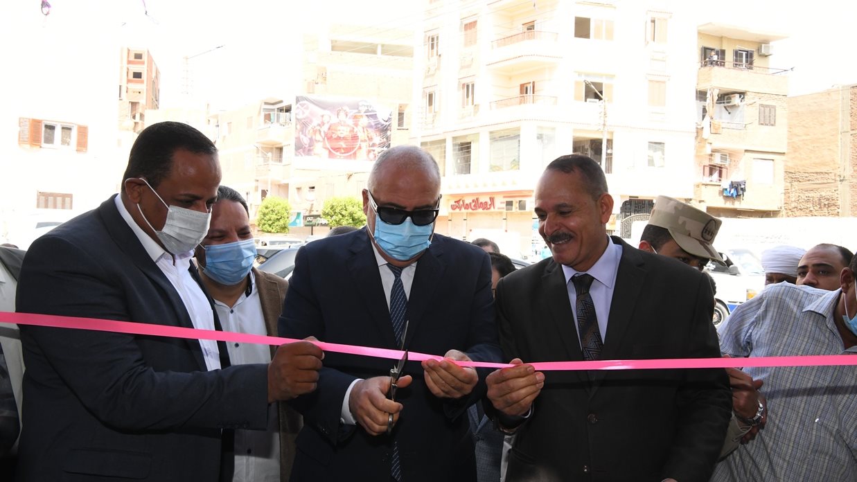 محافظ قنا