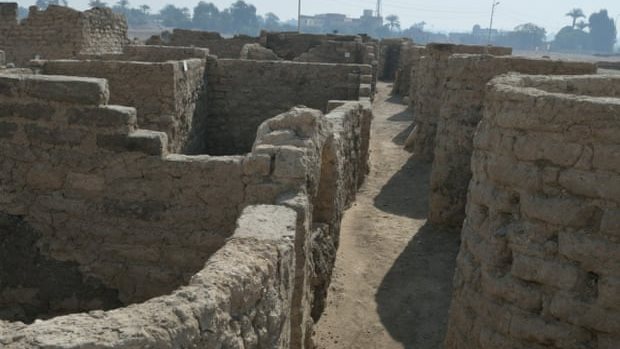 الجارديان تشيد باكتشاف مصر لـ المدينة الذهبية المفقودة