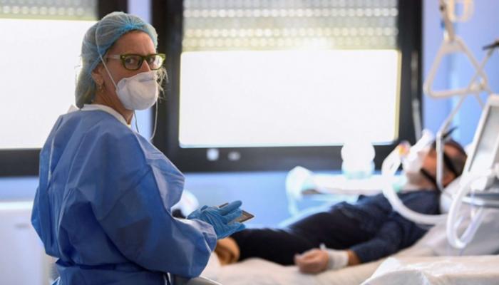 مصاب بكورونا يتلقى العلاج في مستشفى بإيطاليا- أرشيفية