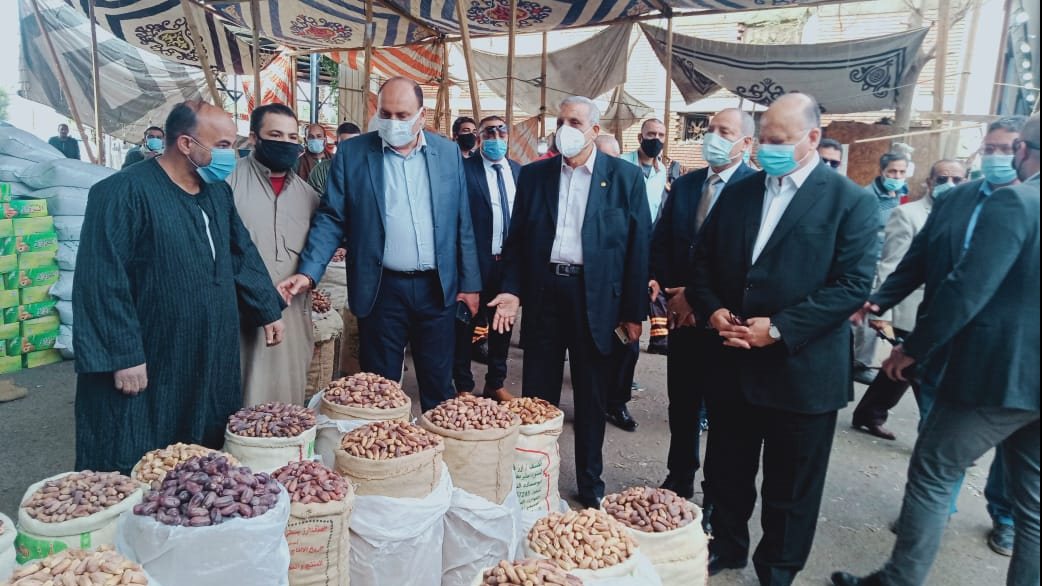 محافظ القاهرة يتفقد سوق العبور