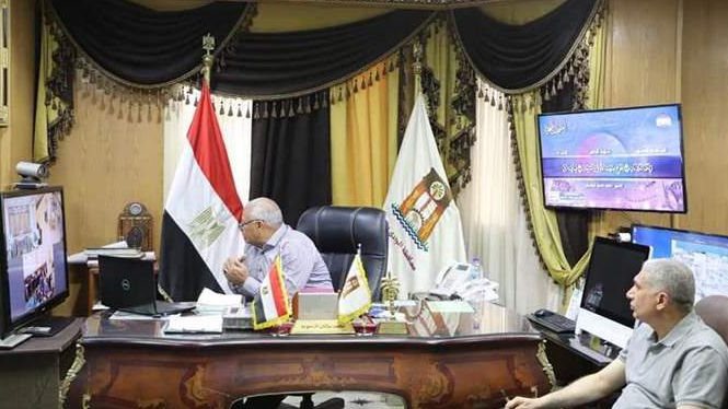 المحافظ خلال الاجتماع