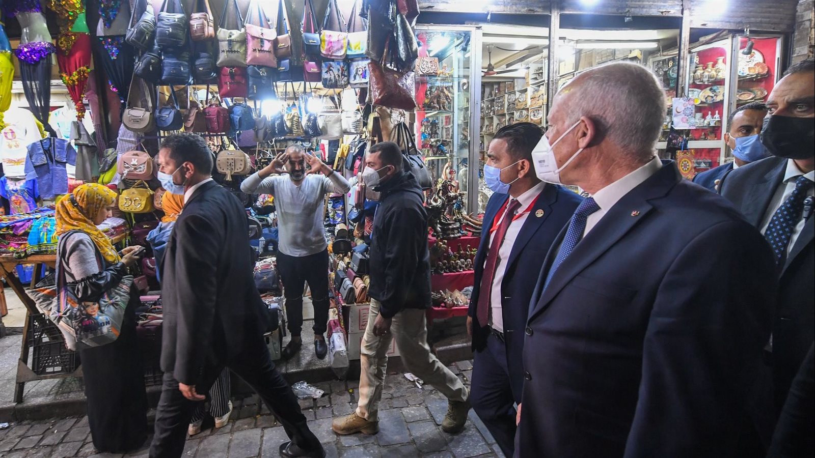 قيس سعيد يتجول في شوارع القاهرة