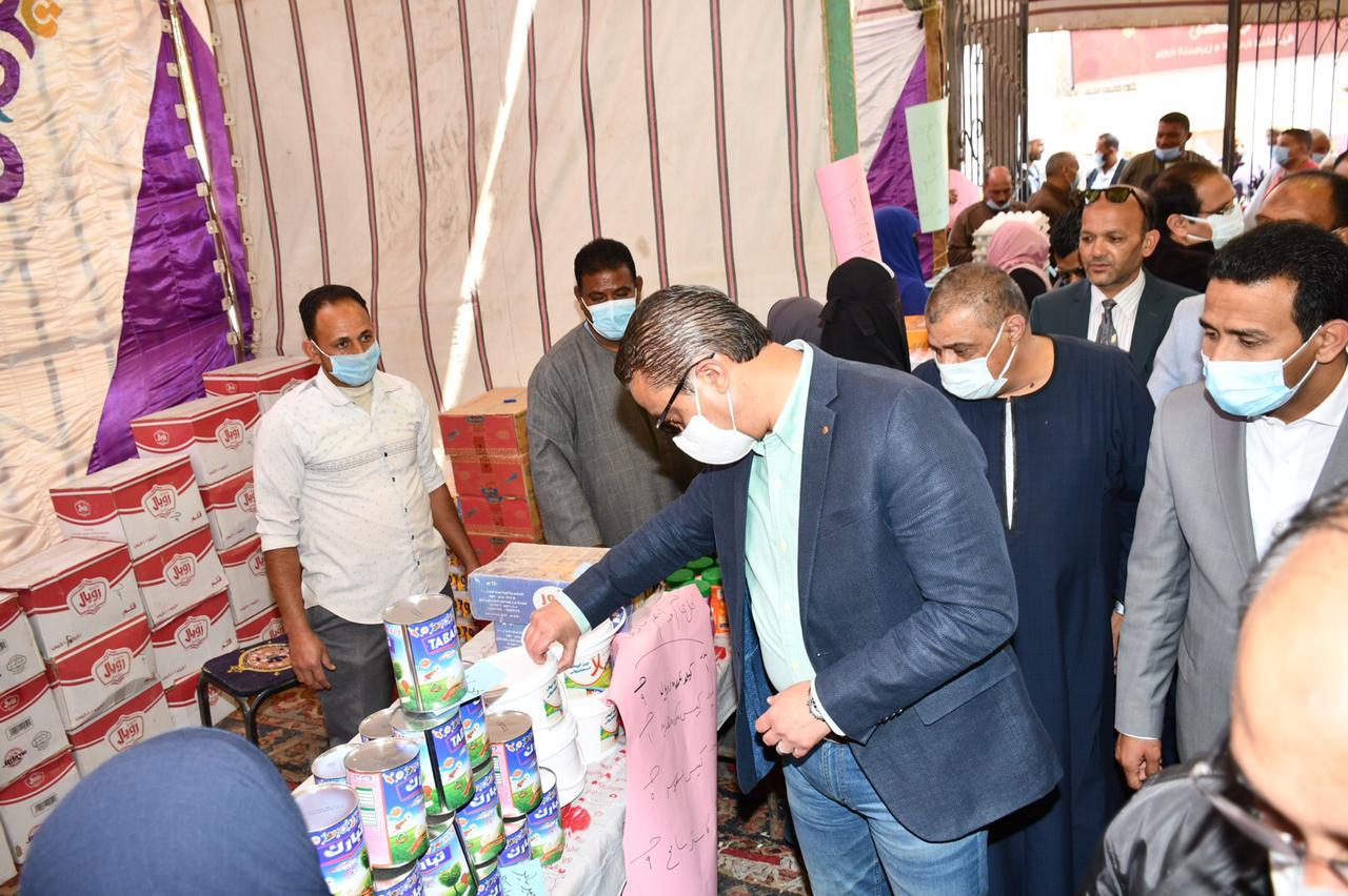 محافظ الفيوم يفتتح معارض اهلا رمضان بمركز أبشواى