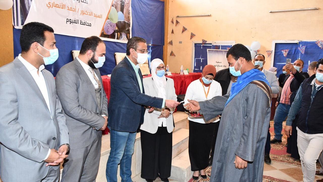 محافظ الفيوم يُسلّم مشروعات رزق حلال 