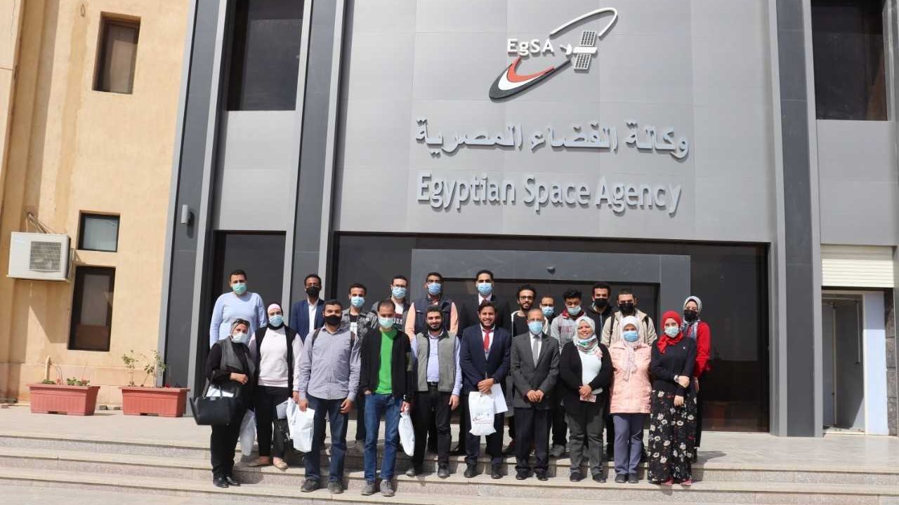 طلاب جامعة حلوان في زيارة لوكالة الفضاء المصرية