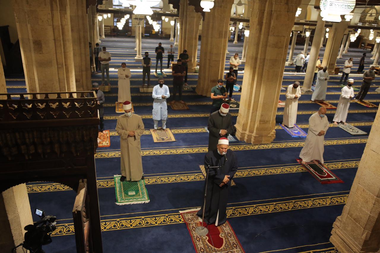 حكم القراءة من المصحف في صلاة التراويح.. دار الإفتاء تجيب
