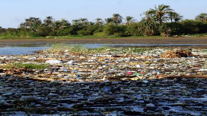 إلقاء النفايات بمياه النيل 