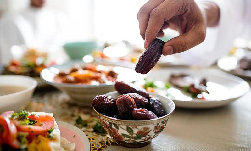 يقع فيه الكثير..الأزهر يحذر من فعل محرم عند الإفطار والسحور