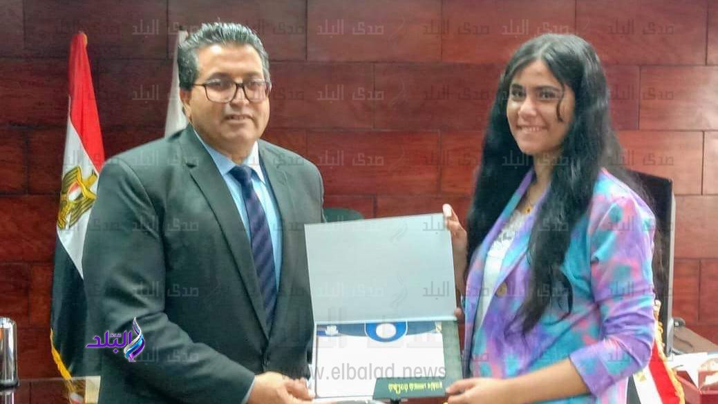  تكريم طالبة فائزة بالمركز العاشر في أبحاث البيئة
