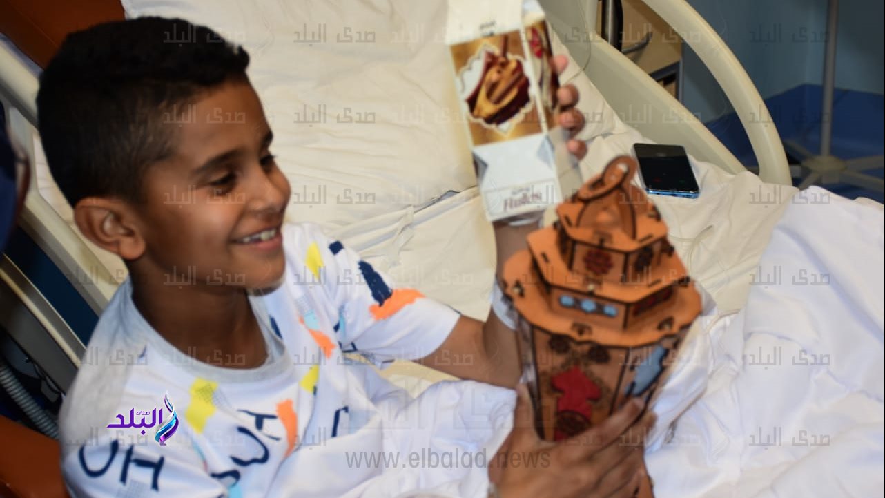 شباب يوزعون فوانيس على اطفال مرضي السرطان