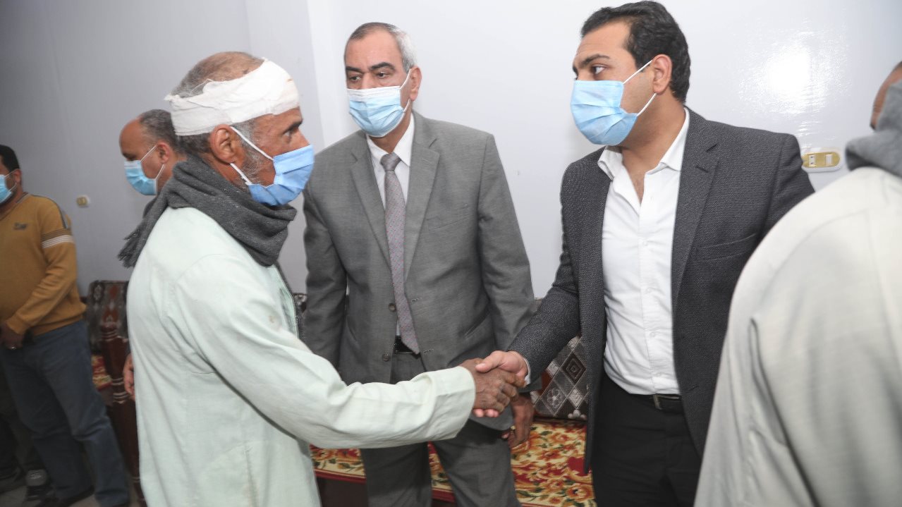 نائب محافظ قنا يقدم العزاء بأبوتشت