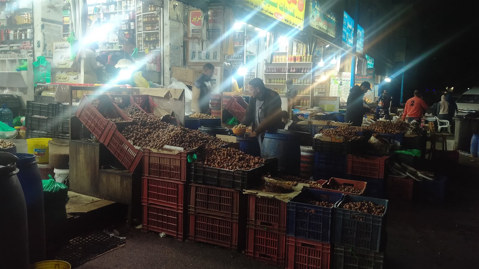 محال التمور تستقبل الزبائن