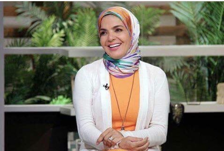 الفنانة  "منى عبد الغنى " 