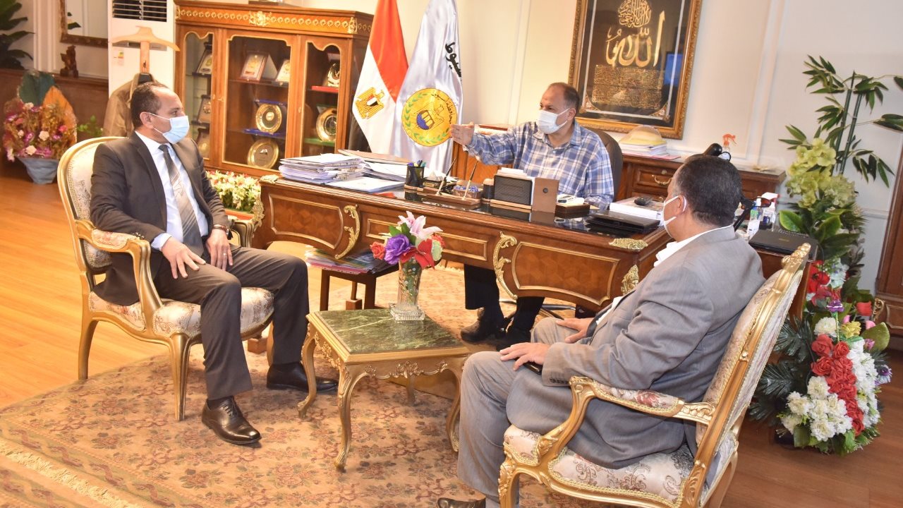 محافظ أسيوط يلتقي مسئولي مشروع الرصف 