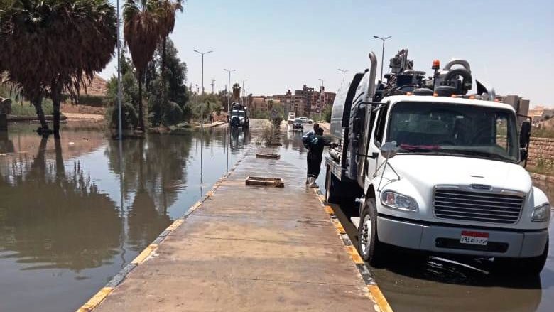 جانب من شفط مياه الصرف بطريق فيله