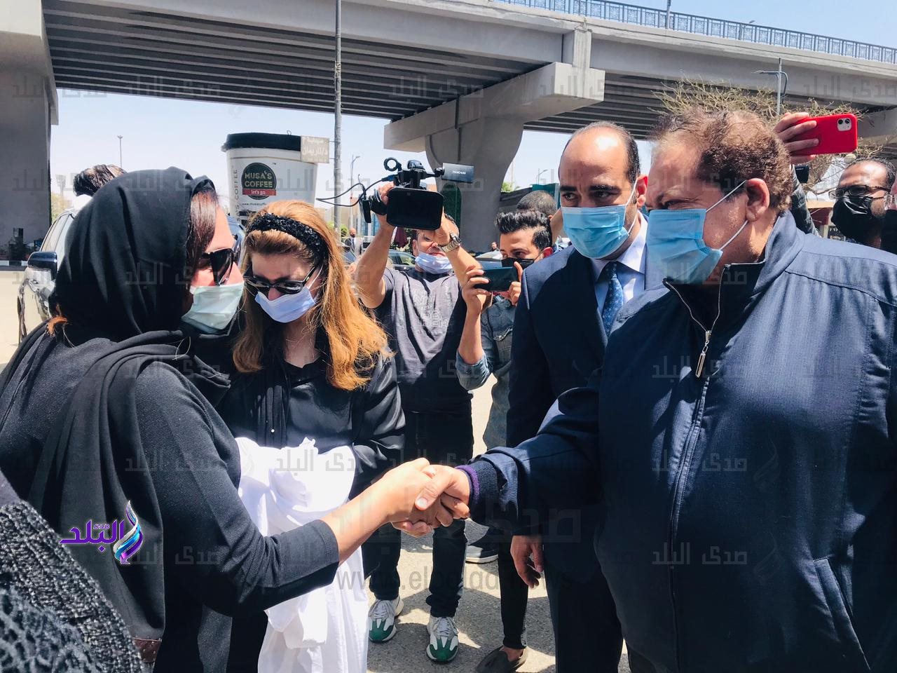 أبو العينين في جنازة مكرم محمد أحمد