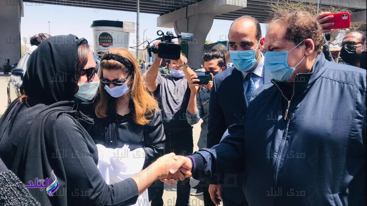 النائب محمد أبو العينين يشارك في جنازة مكرم محمد أحمد