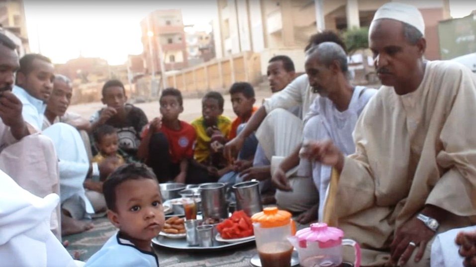 جانب من إفطار العبابدة والبشارية بأسوان فى رمضان