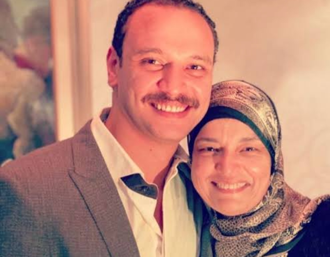 احمد خالد صالح ووالدته