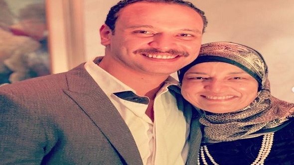 احمد خالد صالح ووالدته