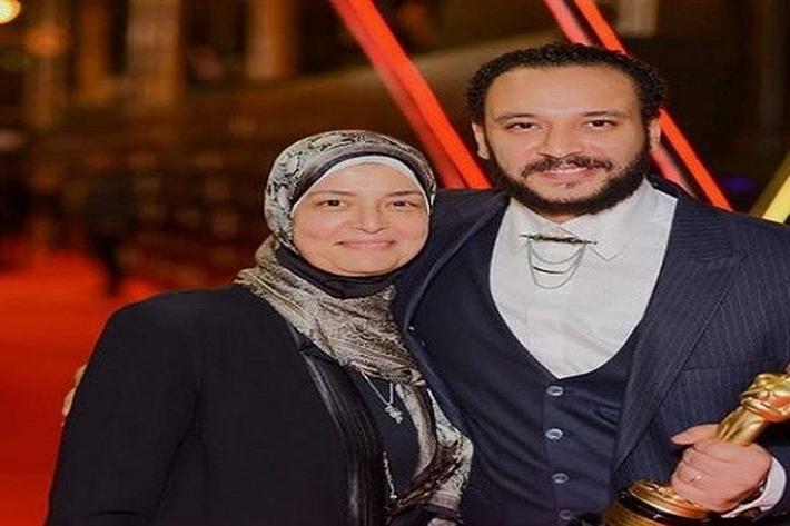 أحمد خالد صالح ووالدته هالة زين 