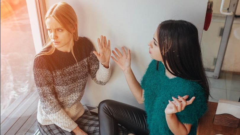 سيدة تتهم صديقتها بالخيانة 