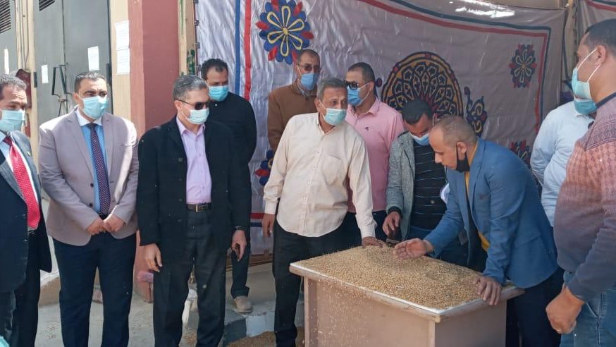 محافظ الفيوم يتفقد توريد الاقماح