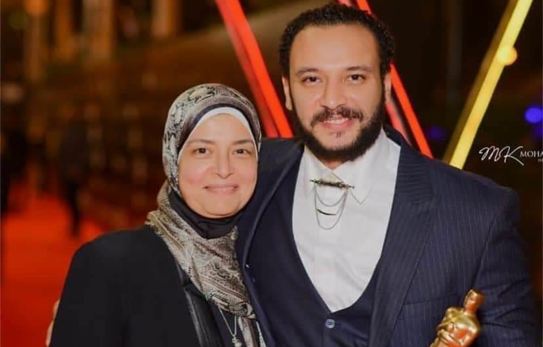 احمد خالد صالح ووالدته