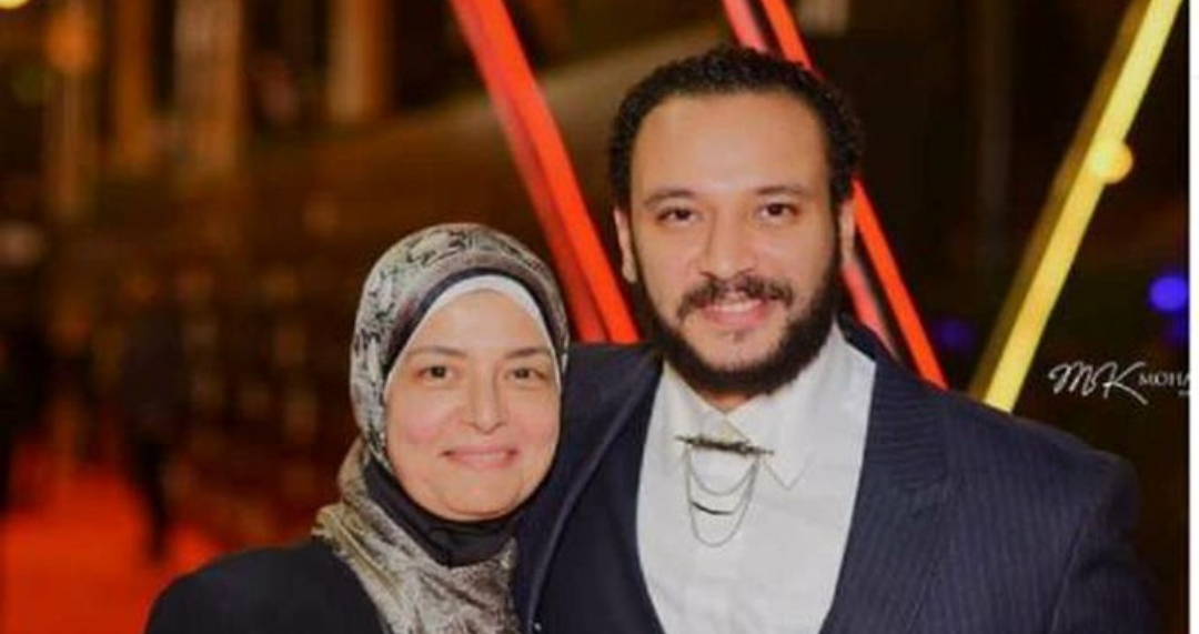 احمد خالد ووالدته