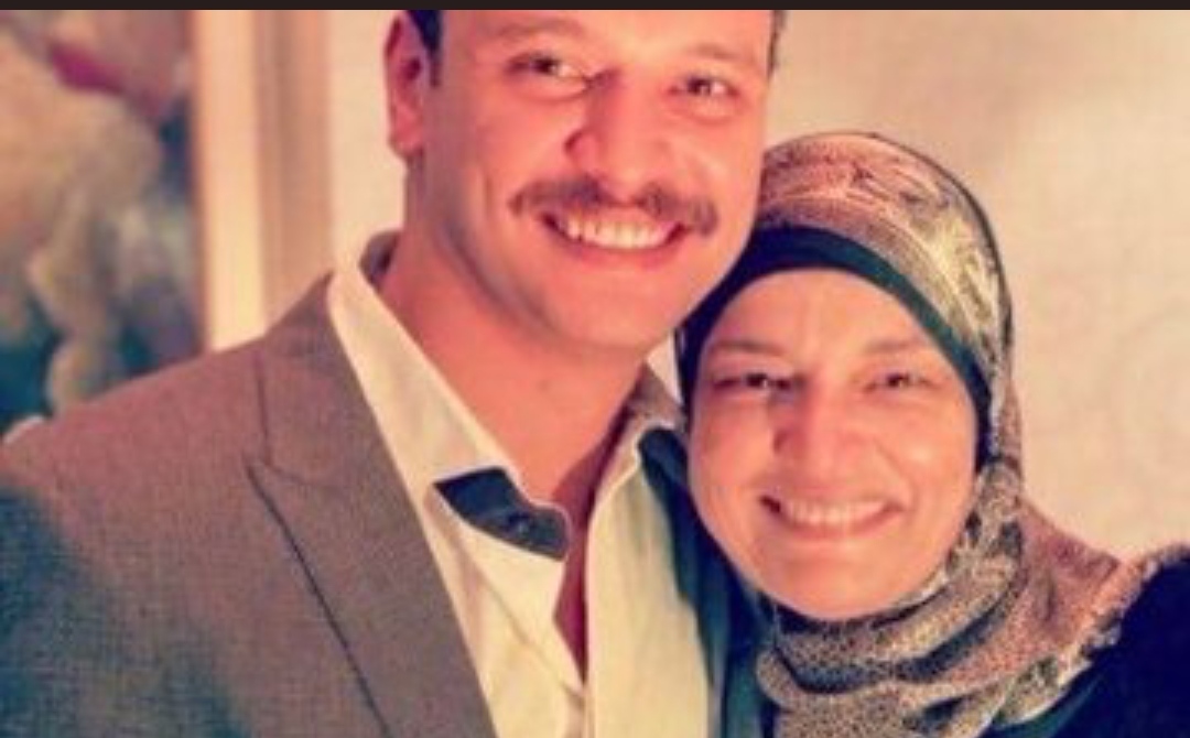 احمد خالد صالح ووالدته