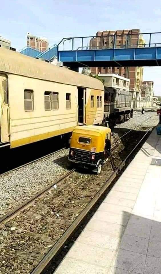 ضبط سائق توك توك يسير على قضبان السكة الحديدية 